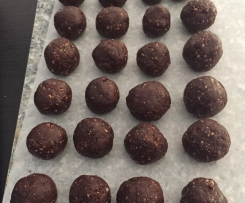 Variation Chocolate, date and peanut butter balls