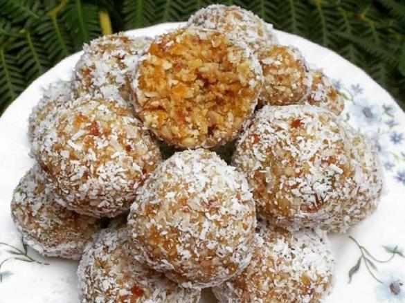 Apricot, date, seed and lime bliss balls!