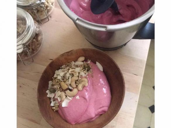 Pitaya & Dragon Fruit Smoothie Bowl