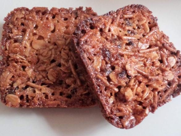 Sticky Date Muesli Bites