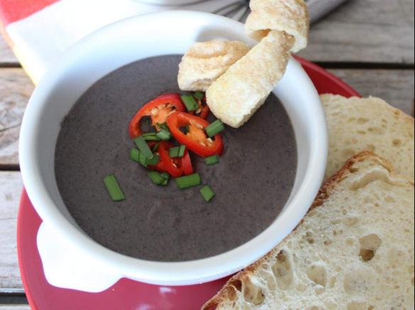 Caldo de feijao preto (Black bean soup)