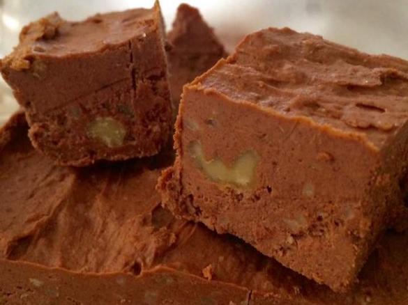 LCHF CHOCOLATE WALNUT KETO FUDGE