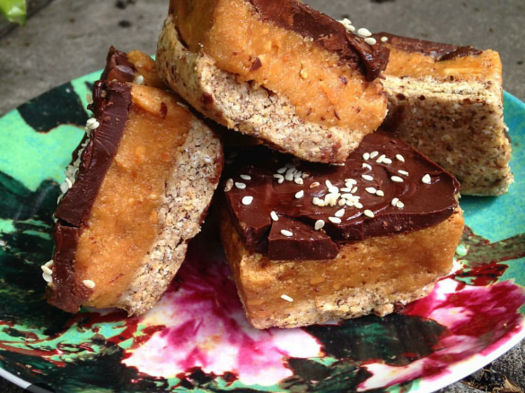 Raw vegan peanut butter slice (converted from @nourishnotpunish)