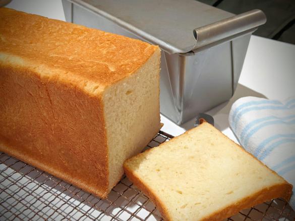 Fliss' TMShop-tin-sized fluffy white loaf