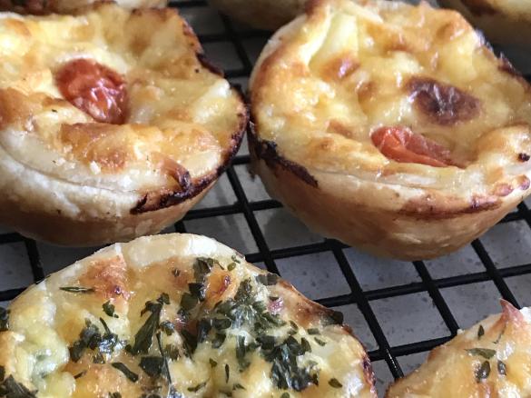 Mini quiches, with pastry or bread cases