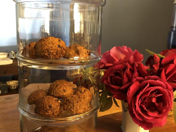 Vegan tahini fruit bites