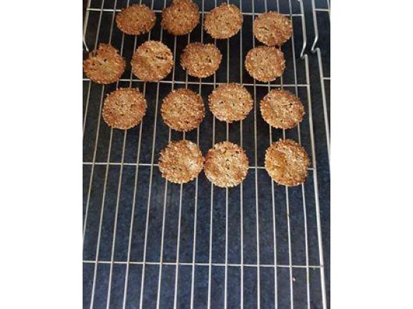 Keto Garlic Cheese Crackers