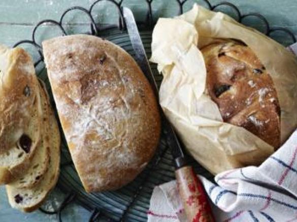 Sun dried tomato and halloumi bread