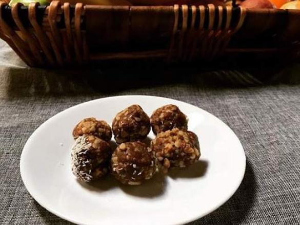 Date and Walnut energy bites