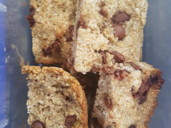 healthy banana choc chip oat bars